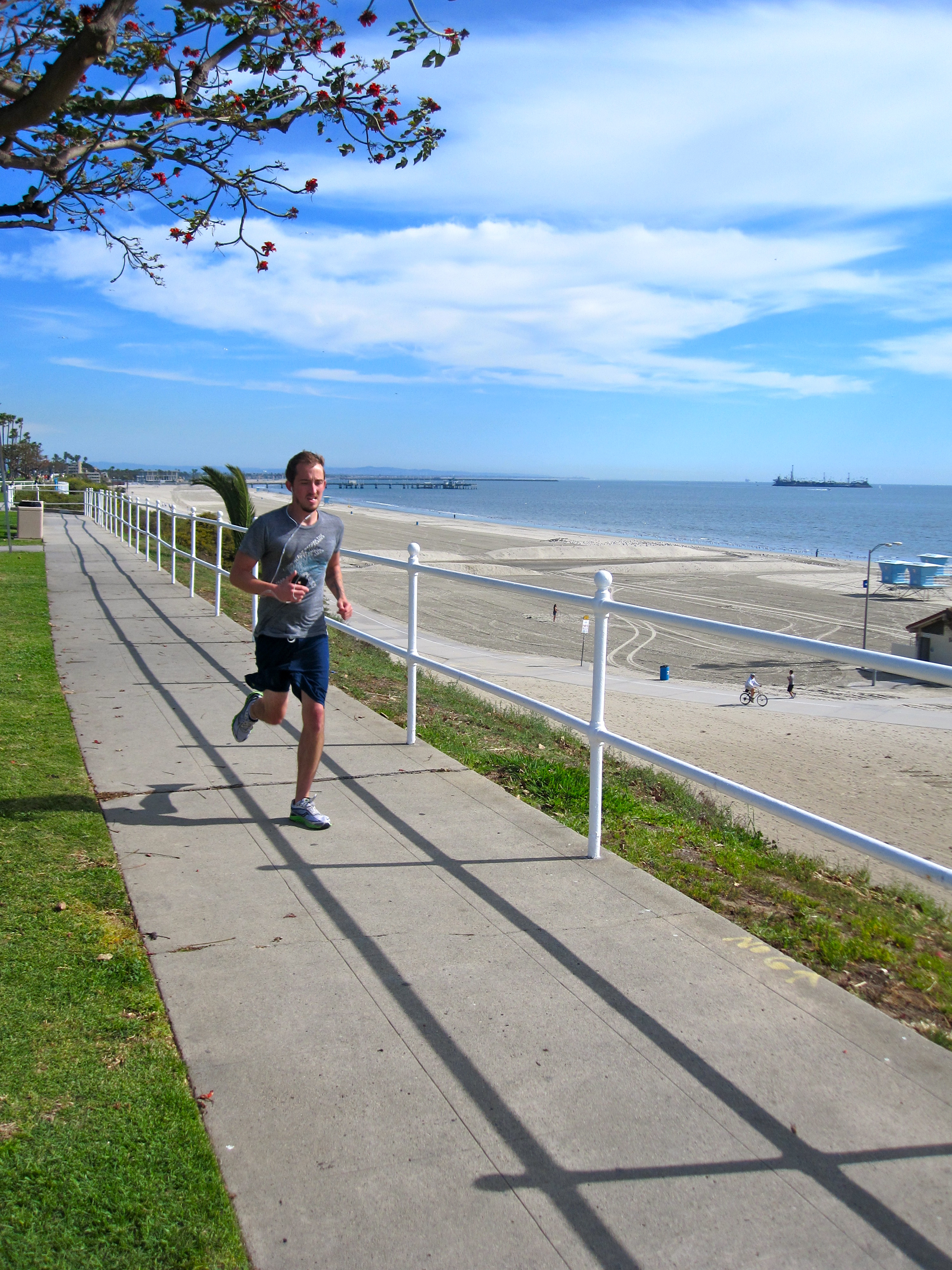 Jogging near the shore in Long Beach. Photo: Brenda Duran